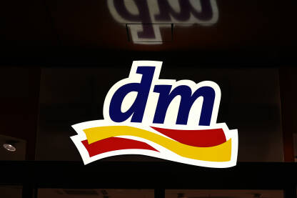 DM shop. Simbol Drogerie markt. Njemački trgovački lanac.