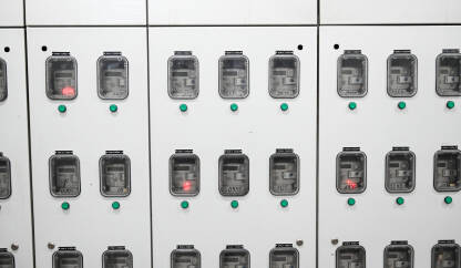 Mjerač potrošnje električne energije u zgradi. Mjerač potrošnje električne energije u zgradi. Moderno digitalno električno brojilo. Kilovat sat brojila u redovima.