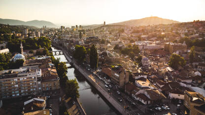 Stari grad Čaršija zalazak sunca dron Sarajevo