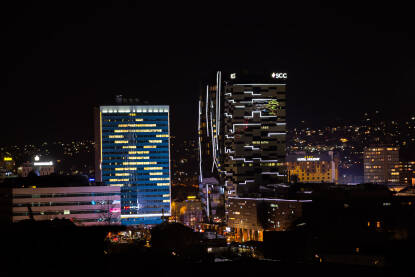 Veličanstvena noćna panorama Sarajeva. Pogled na zgradu Parlamentarne skupštine BiH, Sarajevo City Center.