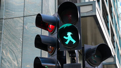 Zeleno svjetlo na semaforu u Berlinu, Njemačka. Ampelmann. Semafor za pješake i vozila.