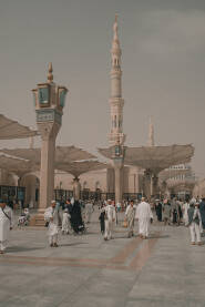 Vjernici šetaju ispred džamije Poslanika Muhammeda u Medini, Saudijska arabija