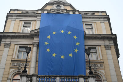 Velika zastava Evropske unije izložena na fasadi zgrade u Sarajevu, Bosna i Hercegovina. Zastava EU visi sa zgrade.
