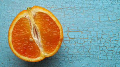 Presjek narandze na stolu