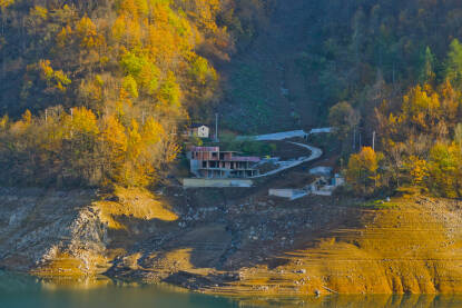 Obnova vikendica, na obali jablaničkog jezera, koje su nestale u jezeru tokom poplava 2024.