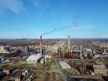 Fabrički dimnjak ispušta zagađenje u životnu sredinu. Industrijsko zagađenje zraka iz dimnjaka. Toksičan dim iz dimnjaka u industrijskoj zoni.