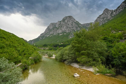 Dramatični oblaci iznad rijeke i kanjona. Rijeka Drežanka između planina Čvrsnice i Čabulje.