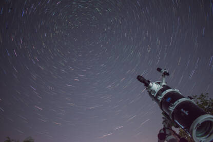 Startrail fotografija sa teleskopom u kadru i vidljivom rotacijom nocnog neba