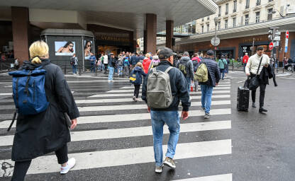 Pariz, Francuska: Ljudi prelaze ulicu. Pješaci na pješačkom prijelazu.
