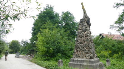Spomenik austrougarskom pilotu Oskaru Dudiću, u Otesu. Spomenik postoji od 1914. godine. Oskar Dudić je poginuo 1913. godine, u vrijeme vladavine Austro-Ugarske u BiH.