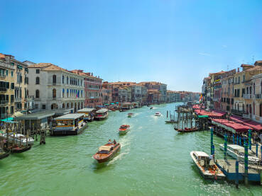 Pogled na čuveni kanal Grande u predivnoj i romantičnoj Veneciji