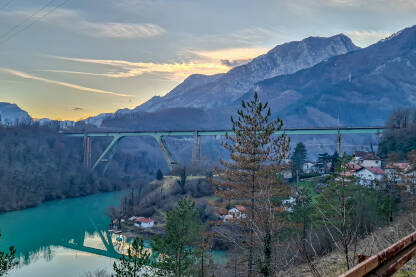 Željeznički most Gazela, Jablanica Željeznički most Gazela u Jablanici preko grabovičkog jezera.