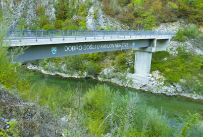 Most preko rijeke Neretve za selo Kašići. Natpis ispisan na mostu: Dobro došli u kanjon Neretve