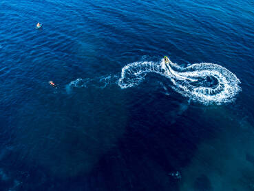 Gliser na plavom moru. Motorni čamac na vodi. Turisti se voze motornim čamcem.