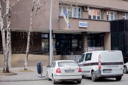 Ulaz u zgradu Policijske uprave Centar, Zenica sa službenim automibilima ispred
