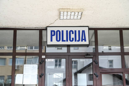Znak policija na ulazu u policijsku zgradu.