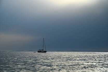 Brod na moru tokom nevremena. Turistički brod na vodi dok se oblaci približavaju.