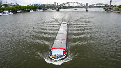 Teretni brod u Kölnu, Njemačka. Transport brodom na rijeci.