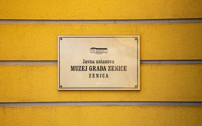 Tabla Muzeja grada Zenica na žutoj fasadi