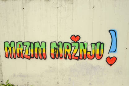 Grafit na natpisom "Mrzim mržnju". Grafiti protiv govora mržnje na zidu. Aktivizam. Grafiti protiv govora mržnje koji promovišu aktivizam i društvenu toleranciju.