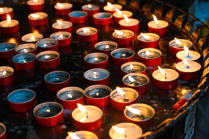 Zapaljene svijeće gore u crkvi. Religija.
