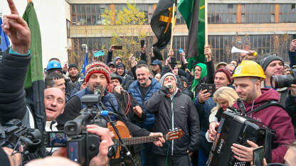 Dubioza kolektiv svira i pjeva na protestu rudara. Demonstracije ispred zgrade Vlade FBiH.