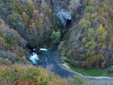 Izvor rijeke Dabar, i ulaz u Dabarsku pećinu. Sanski Most. Oktobar 2021. godine