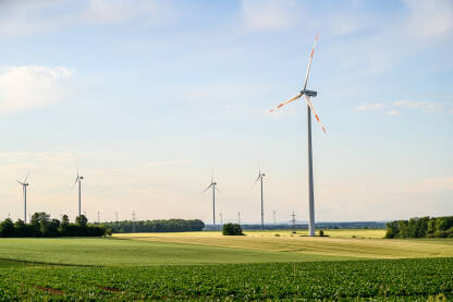 Vjetroelektrane u polju. Proizvodnja obnovljive energije.