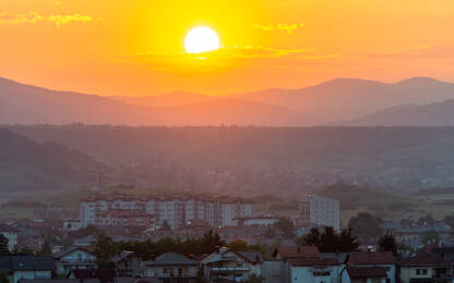 Zalazak Sunca sa pogledom na grad Bihać