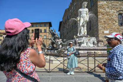 Firenca, Italija.: Turisti se fotografišu ispred popularne znamenitosti u gradu. Firenca, Italija.: Turisti se fotografišu ispred popularne znamenitosti u gradu. Ljudi fotografišu mobilnim telefonima.