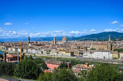 Firenca, Italija: Historijske građevine u središtu grada. Popularno turističko odredište. Panoramski pogled na stari grad Firence. Firentinska katedrala. Santa Maria del Fiore.