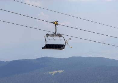 Prazna žičara na planini. Vožnja žičarom.