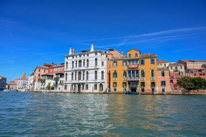 Venecija, Italija: Historijske građevine uz riječni kanal. Popularna turistička destinacija.