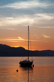 Zalazak sunca na jadranskoj obali u mjestu Sresr na Pelješcu