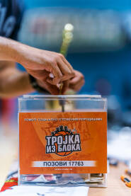 Donator ubacuje novac u kutiju za pomoć socijalno ugroženim porodicama. Srbi za Srbe, Trojka iz bloka je sportsko-humanitarni događaj