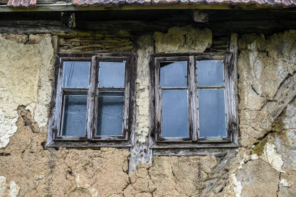 Stari prozori na napuštenoj kući u selu.