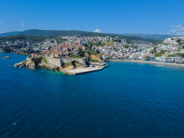 Ulcinj, Crna Gora, panorama, snimak dronom. Ulcinj, Crna Gora, panorama, snimak dronom. Stari grad i tvrđava uz more. Popularna turistička destinacija. Zgrade uz obalu. Stari utvrđeni kameni zidovi.
