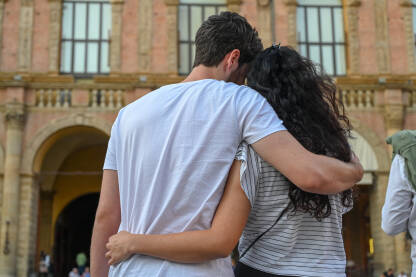 Mladi zaljubljeni par. Zaljubljeni par se grli u romantičnom talijanskom gradu. Momak i djevojka se grle na ulici.