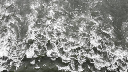 Crno-bijela fotografija turbulentne vode. Slapovi na rijeci.