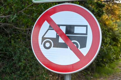 Saobraćani znak: Zabranjeno kampiranje. Znak zabrane za kamp prikolice.