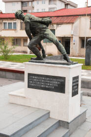 Spomenik narodnom heroju Milanu Simoviću u centru opštine Pale.