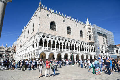 Venecija, Italija: Turisti istražuju grad. Grupa ljudi na Markovom trgu. Duždeva palata