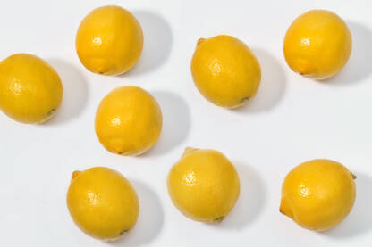 Limun na bijeloj pozadini sa sjenama