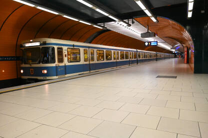 Minhen, Njemačka: Putnički voz na željezničkoj stanici. Prijevoz. Voz podzemne željeznice. Metro.