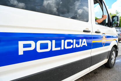 Policija Hrvatske, znak na vozilu. Grb i naziv hrvatske policije.
