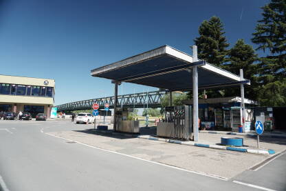 Pumpa Krajine petrol u Gradisci koja se nalazi u centru grada, u pozadini je most na Savi.