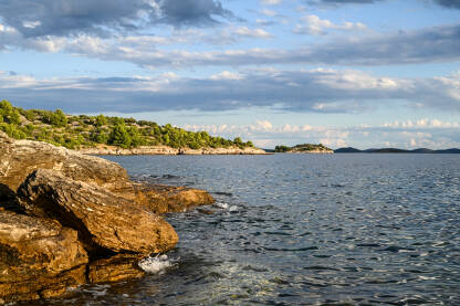 Jadransko more i obala ljeti. Kamena plaža. Valovi na moru.