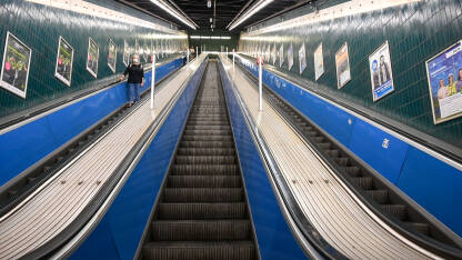 Pokretne stepenice u podzemnoj željezničkoj stanici. Metro.