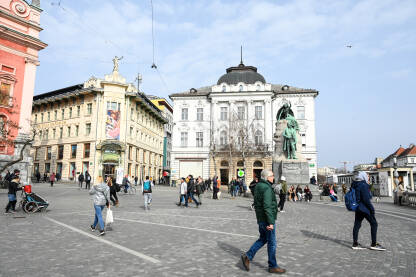 Ljubljana, Slovenija: Ljudi šetaju centrom grada. Prešeren trg u Ljubljani.