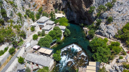 Tekija u Blagaju i izvor rijeke Bune, snimak dronom. Tekija u Blagaju je nacionalni spomenik Bosne i Hercegovine i predstavlja važan spomenik  arhitekture u BiH.